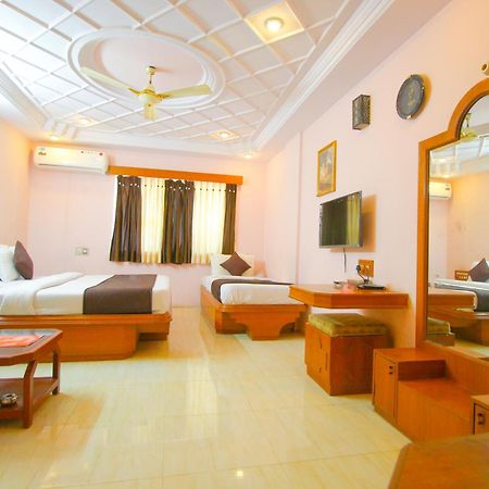 ראג'קוט Hotel Upasana מראה חיצוני תמונה