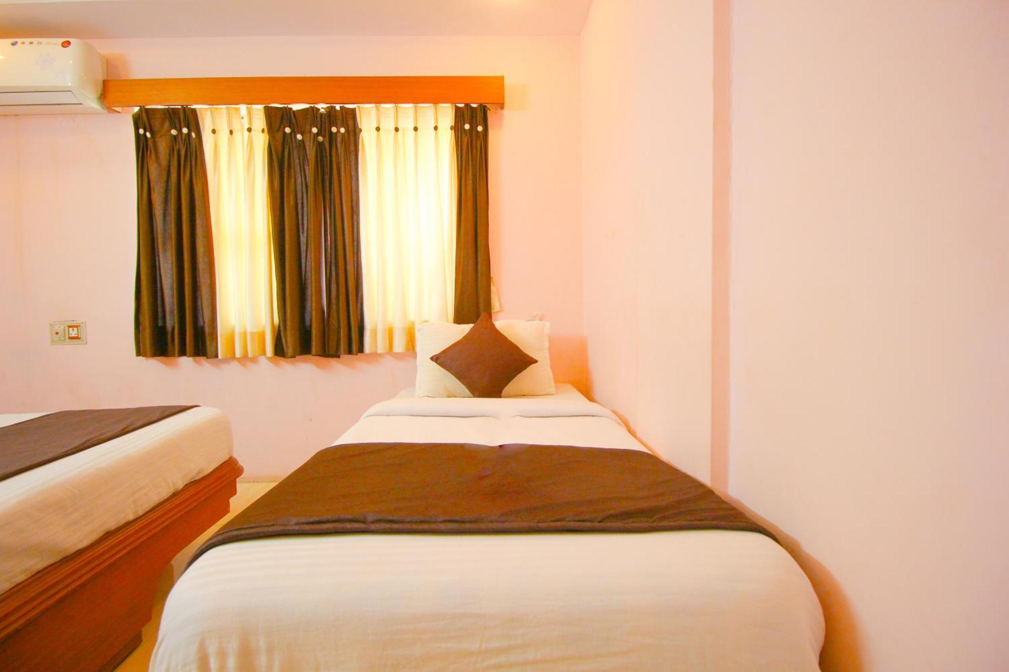 ראג'קוט Hotel Upasana מראה חיצוני תמונה