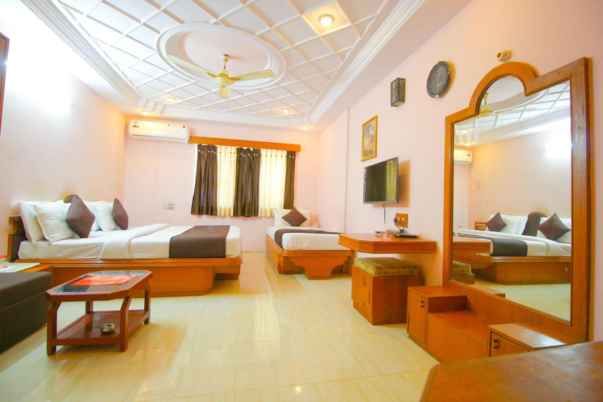 ראג'קוט Hotel Upasana מראה חיצוני תמונה