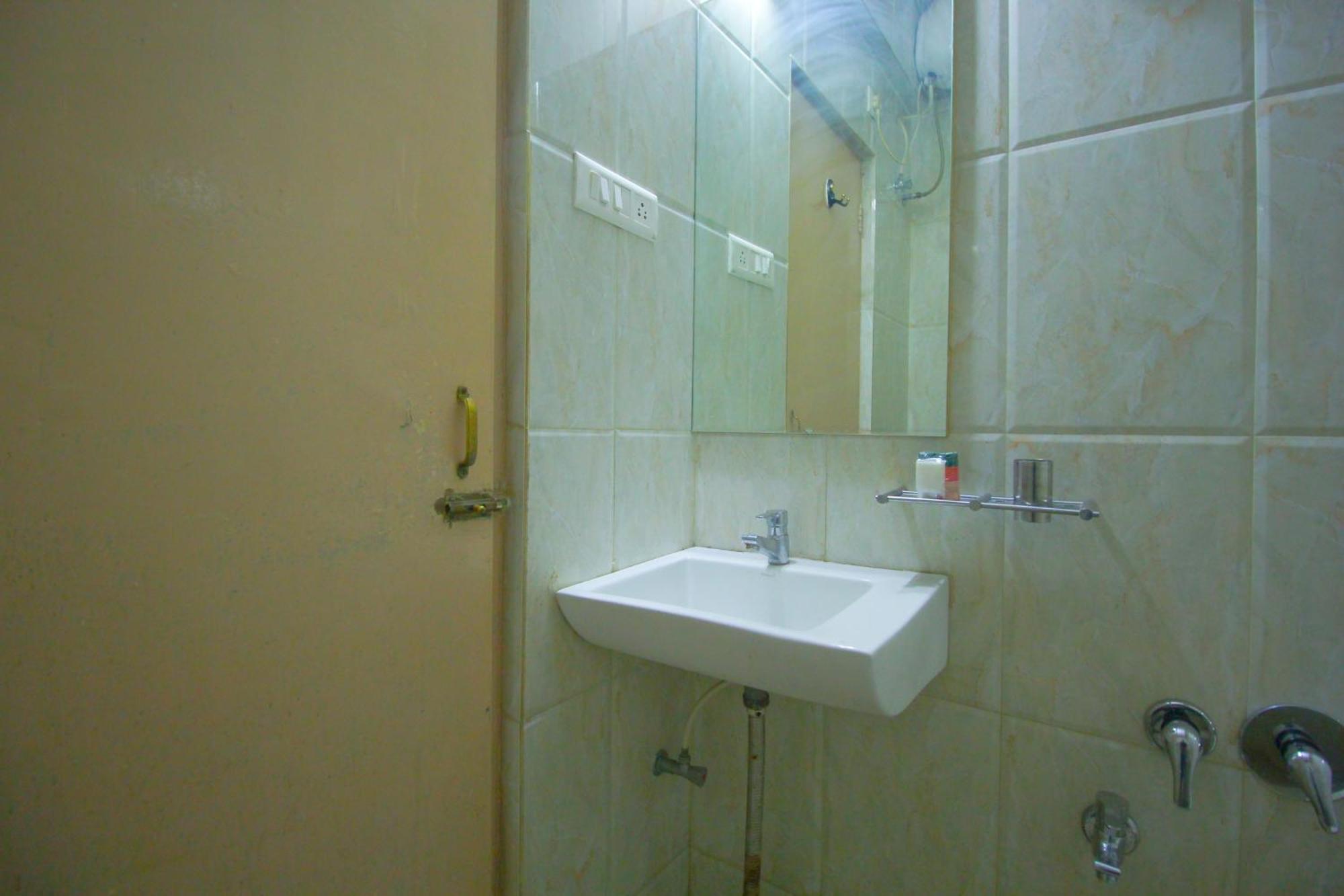 ראג'קוט Hotel Upasana מראה חיצוני תמונה