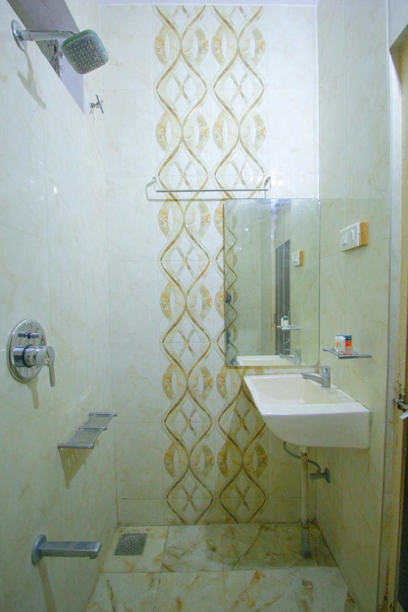 ראג'קוט Hotel Upasana מראה חיצוני תמונה