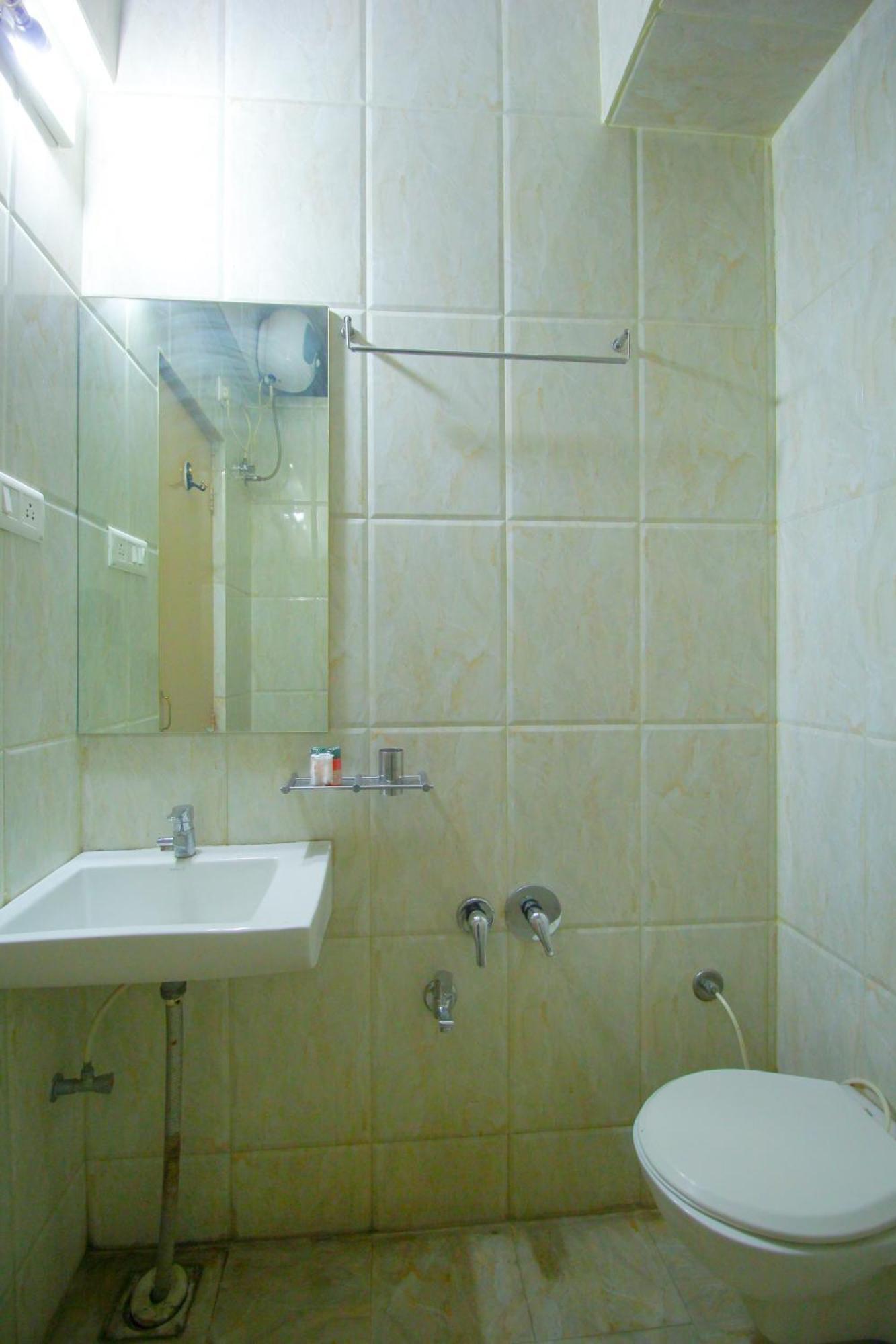 ראג'קוט Hotel Upasana מראה חיצוני תמונה