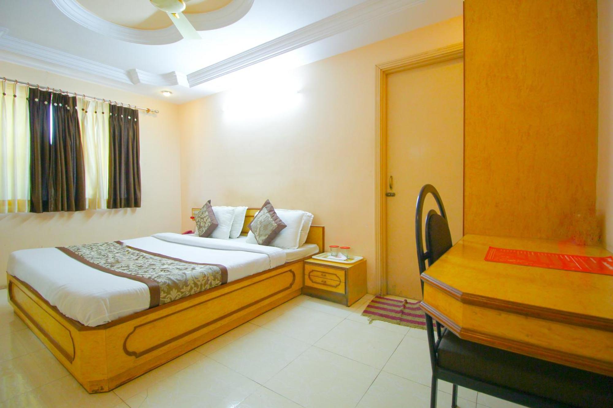 ראג'קוט Hotel Upasana מראה חיצוני תמונה
