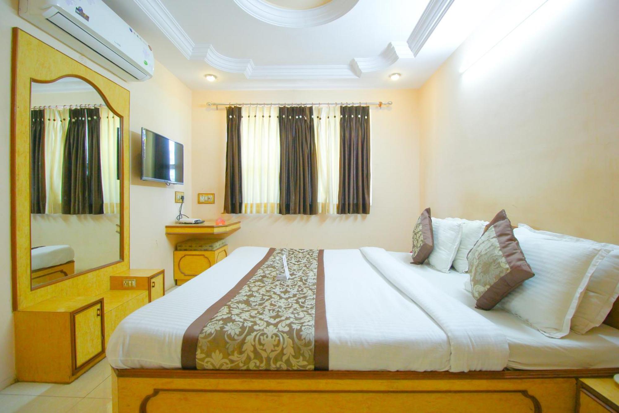 ראג'קוט Hotel Upasana מראה חיצוני תמונה