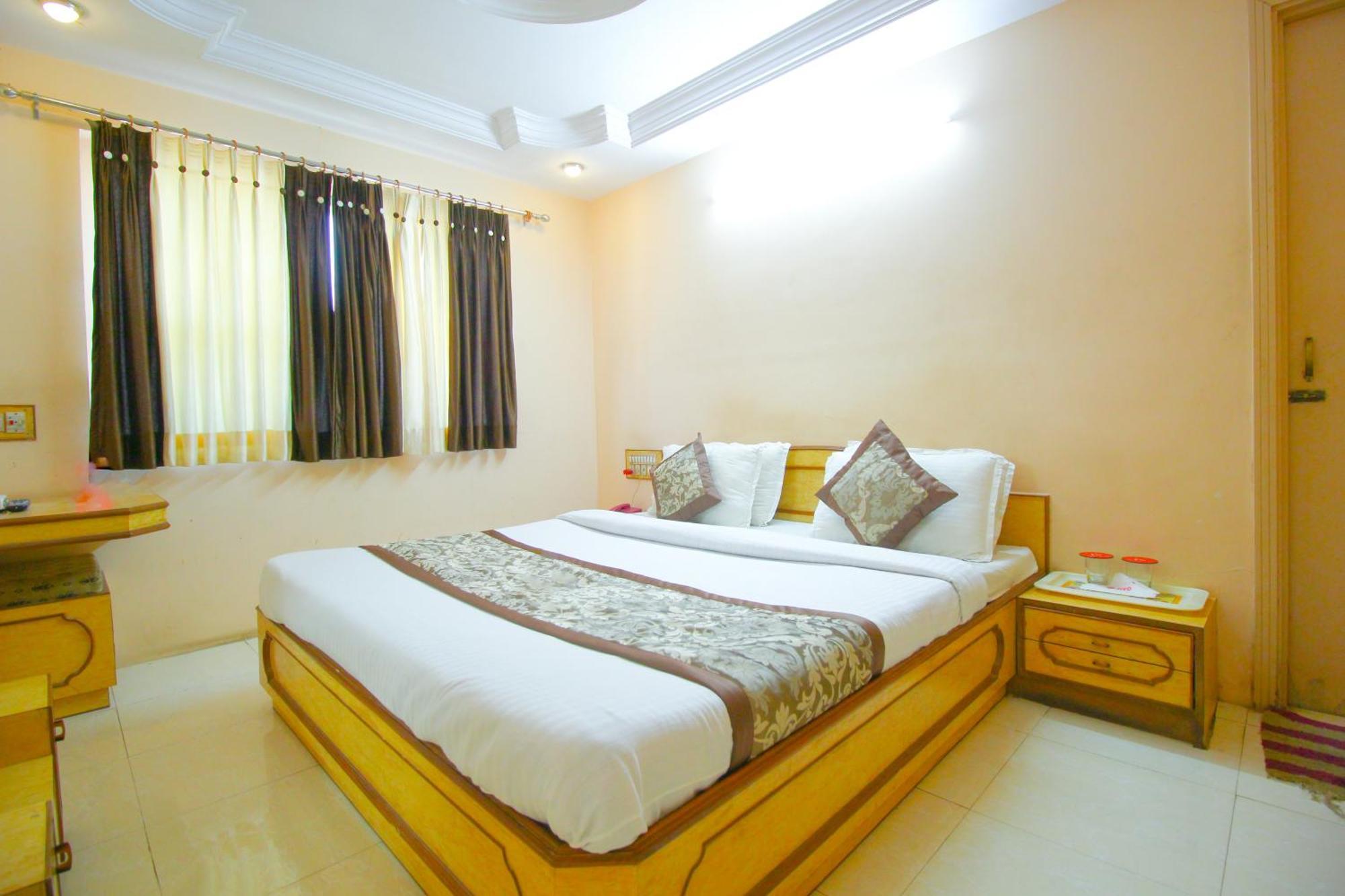 ראג'קוט Hotel Upasana מראה חיצוני תמונה
