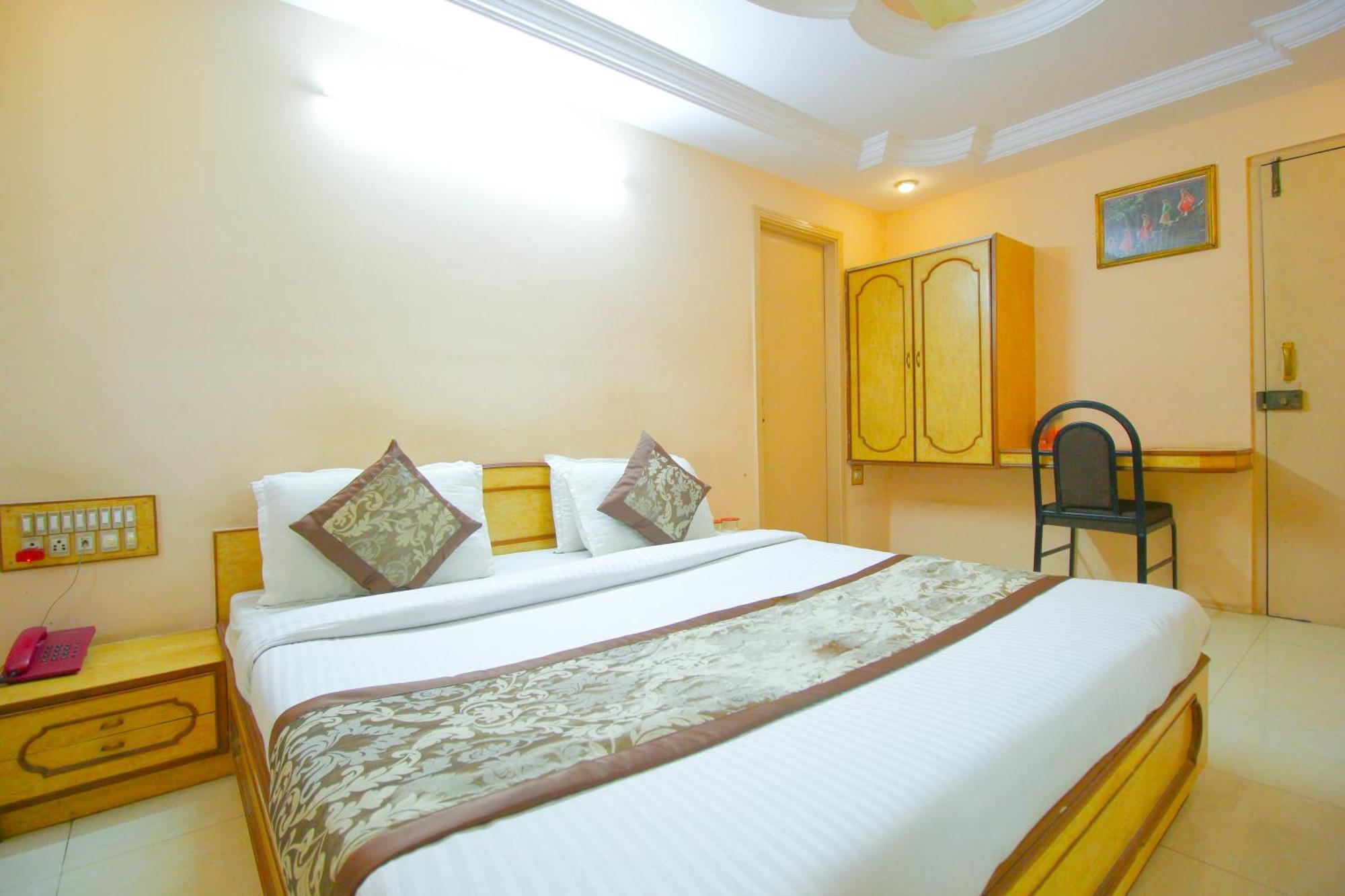 ראג'קוט Hotel Upasana מראה חיצוני תמונה