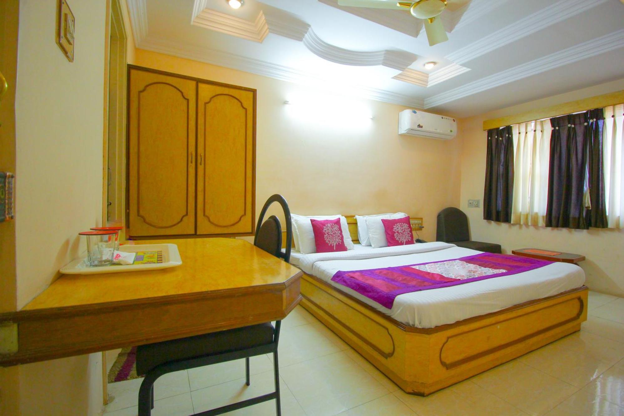 ראג'קוט Hotel Upasana מראה חיצוני תמונה