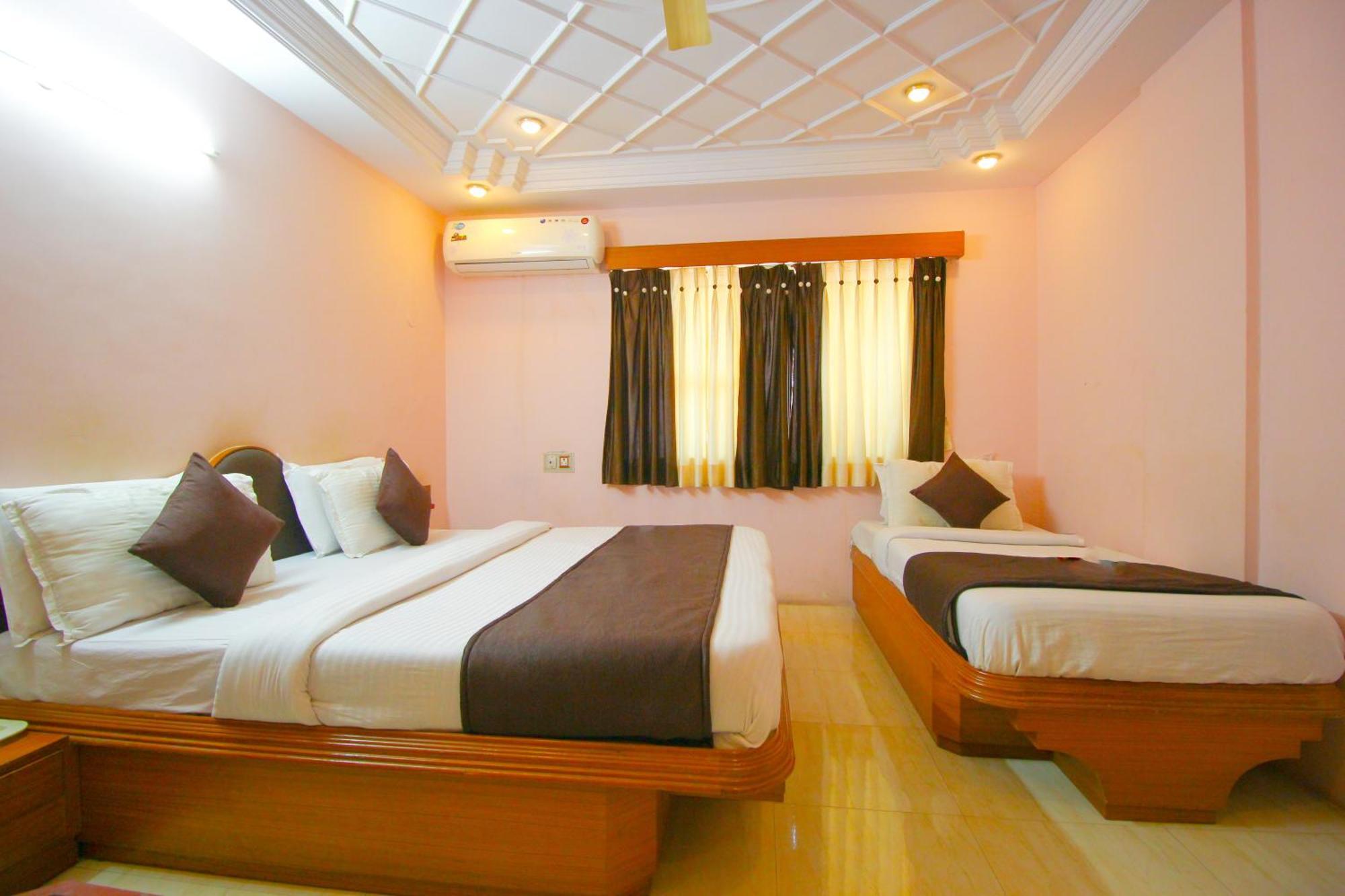 ראג'קוט Hotel Upasana מראה חיצוני תמונה