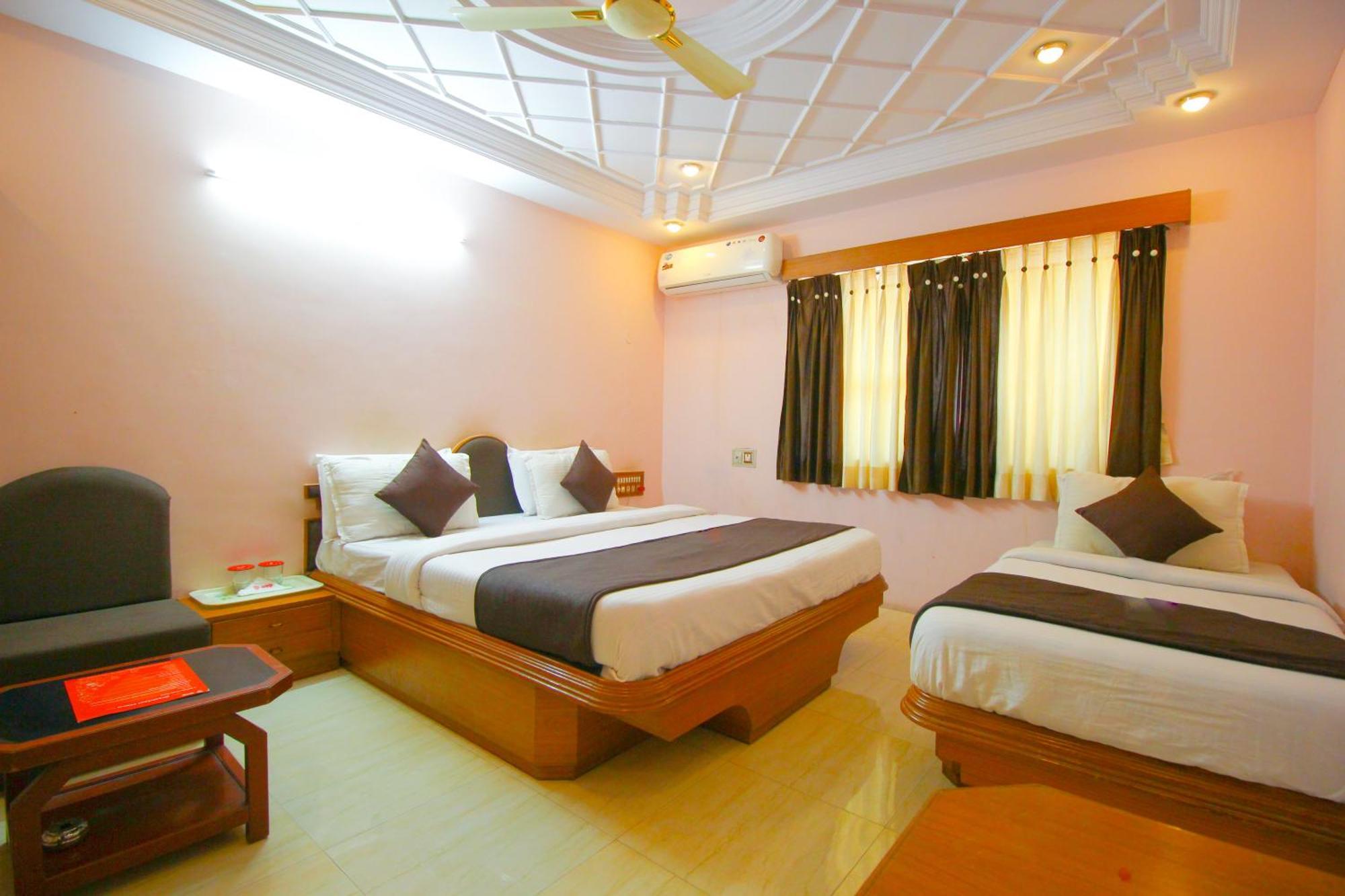 ראג'קוט Hotel Upasana מראה חיצוני תמונה