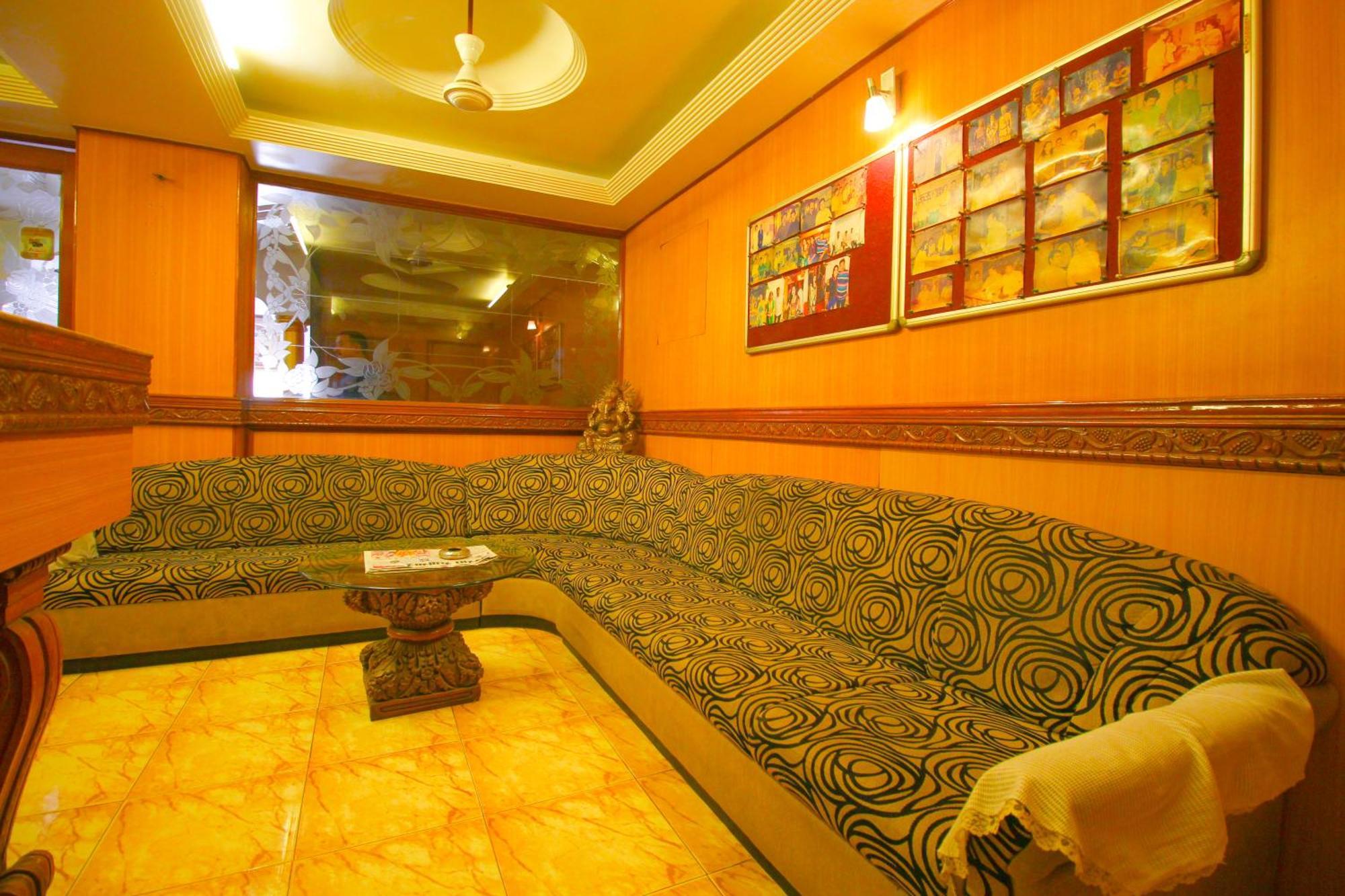 ראג'קוט Hotel Upasana מראה חיצוני תמונה